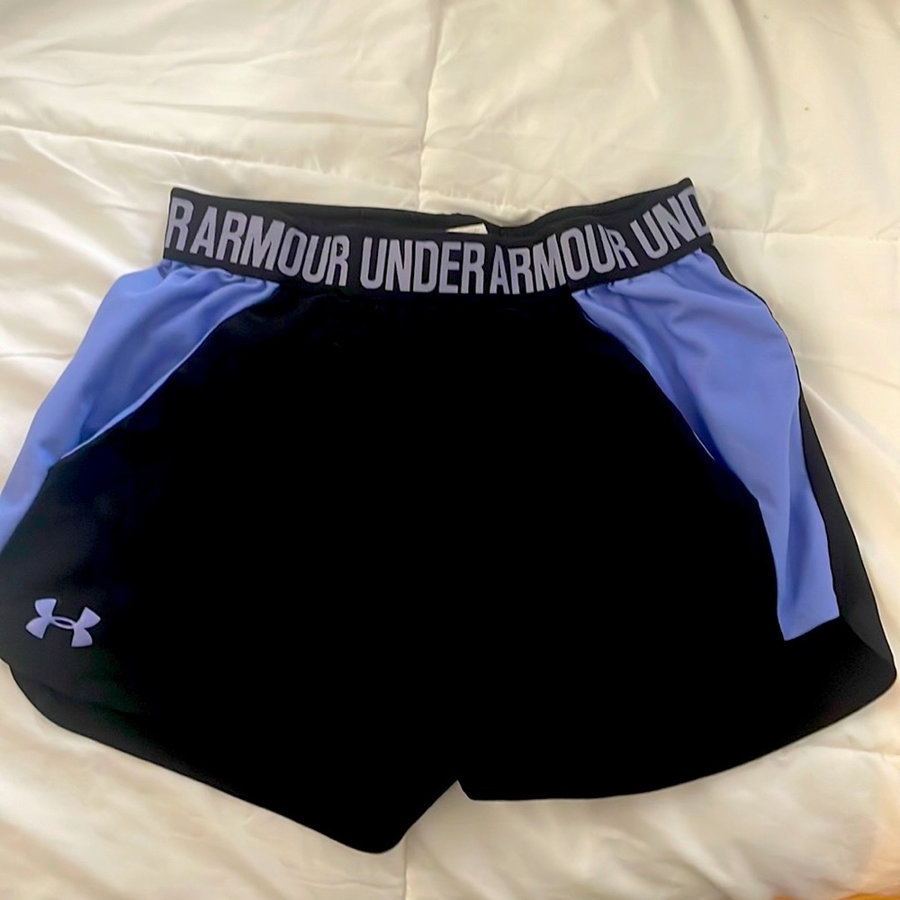Brand: Under Armor Size: Small.  Great for working out & has pockets!